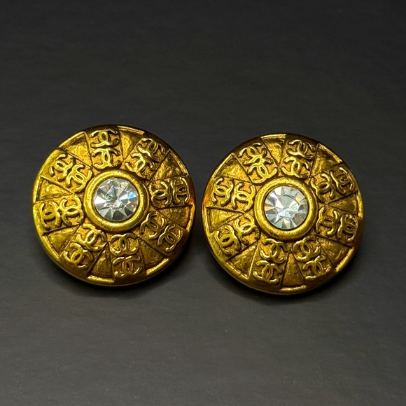 LOT 1656 24K gold plated CHANEL vintage clip on earrings